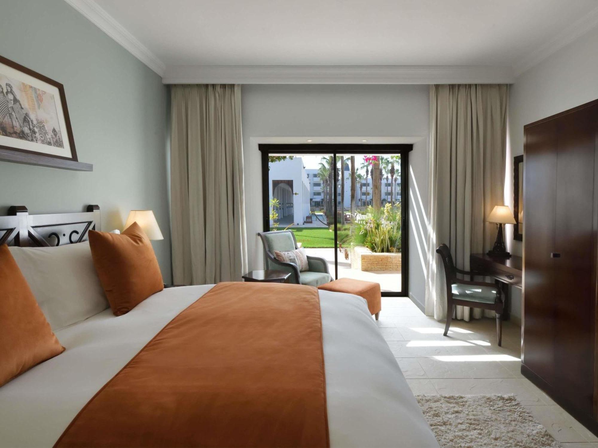 Deluxe Zimmer mit Kingsize-Bett, Terrasse und Poolblick